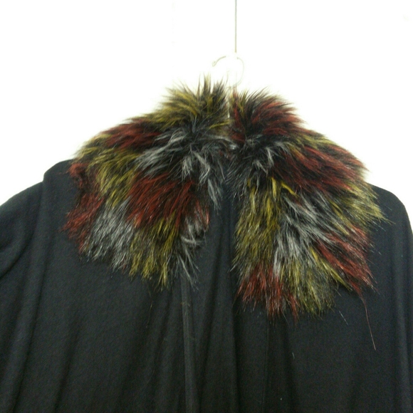 Black cape with fun faux fur collar - Picture 4 of 5